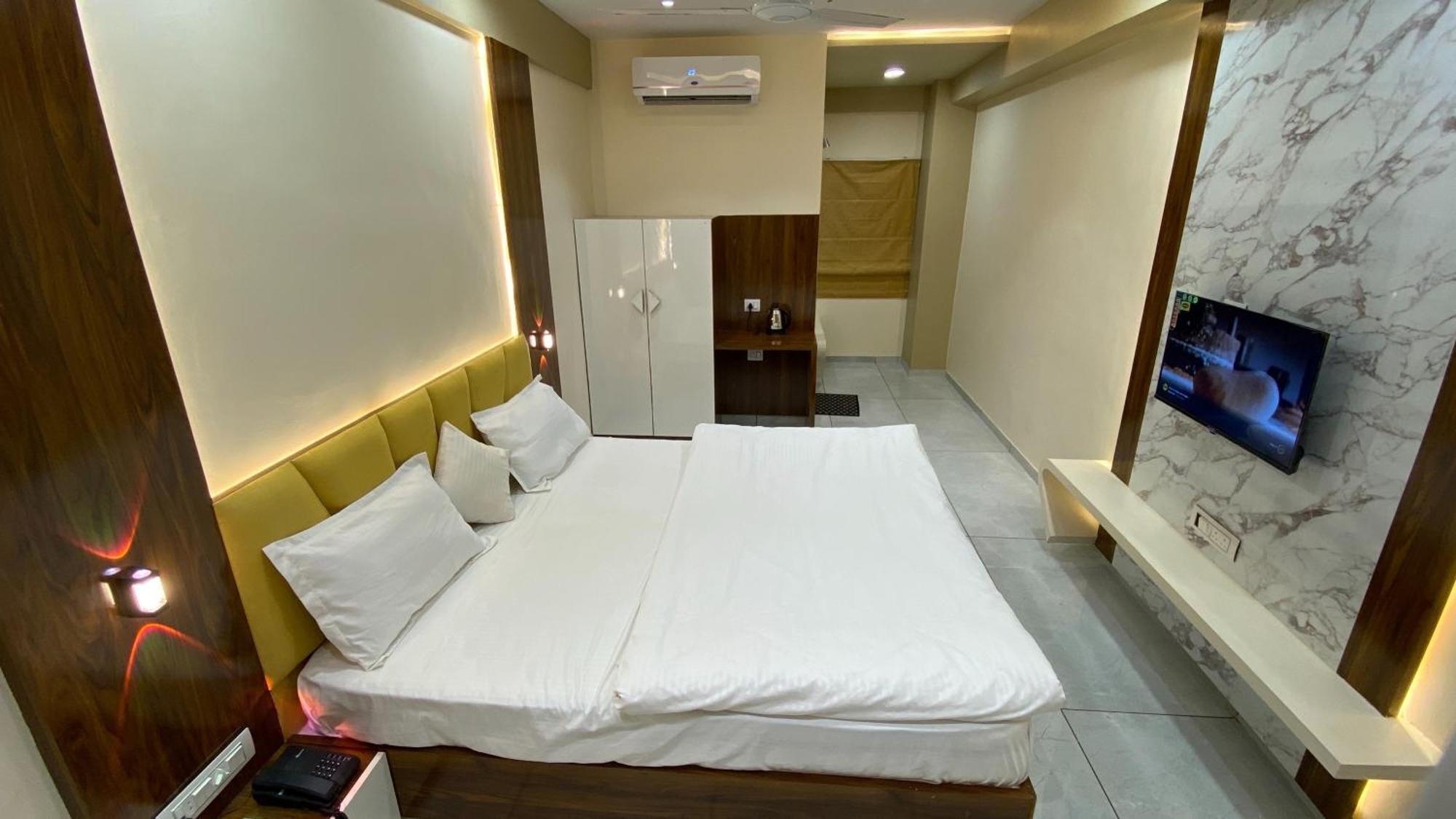 Hotel Royal Bistro Mahesana Exterior photo