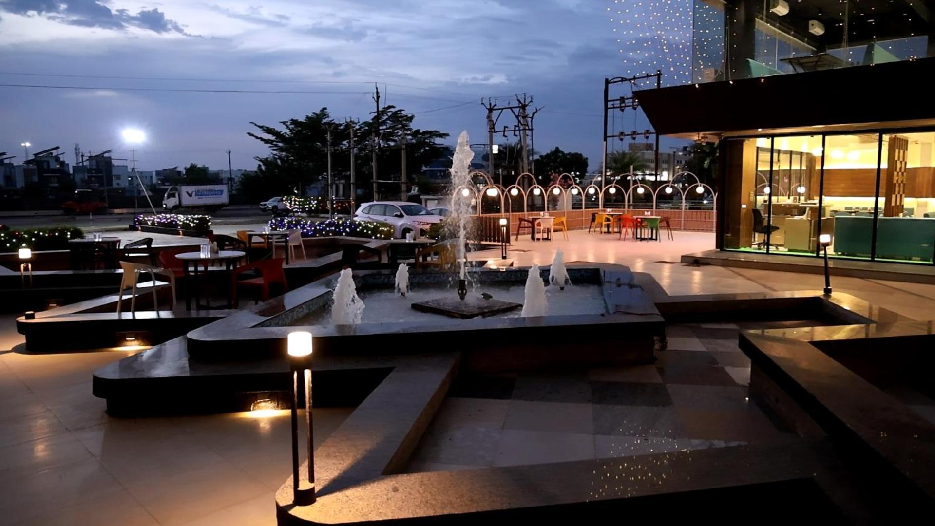 Hotel Royal Bistro Mahesana Exterior photo