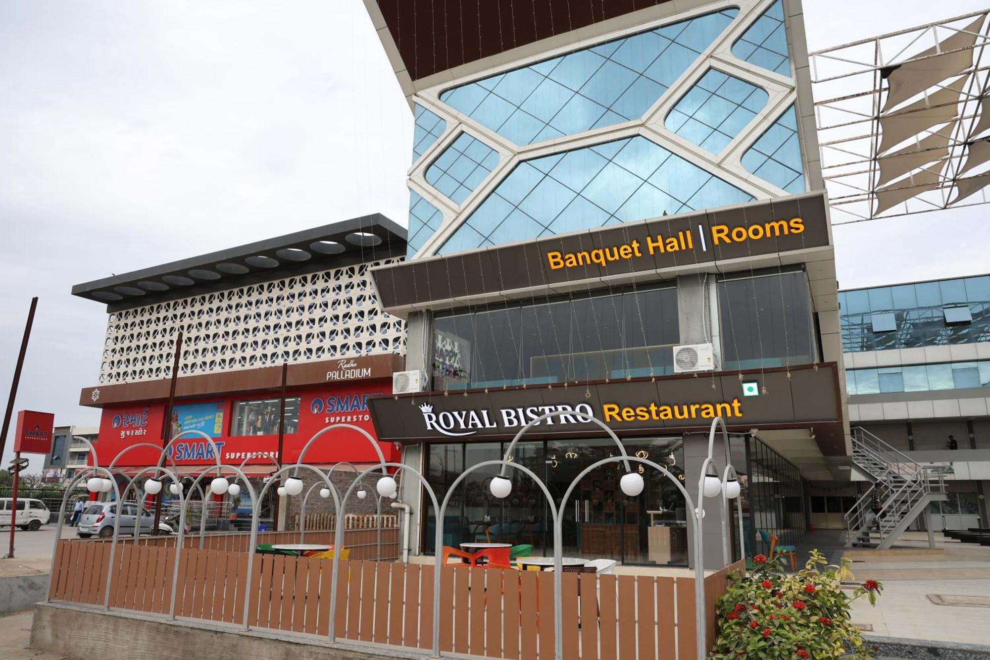 Hotel Royal Bistro Mahesana Exterior photo